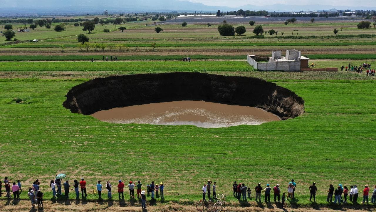 Messico, una gigantesca voragine si apre tra i campi: le immagini dal drone