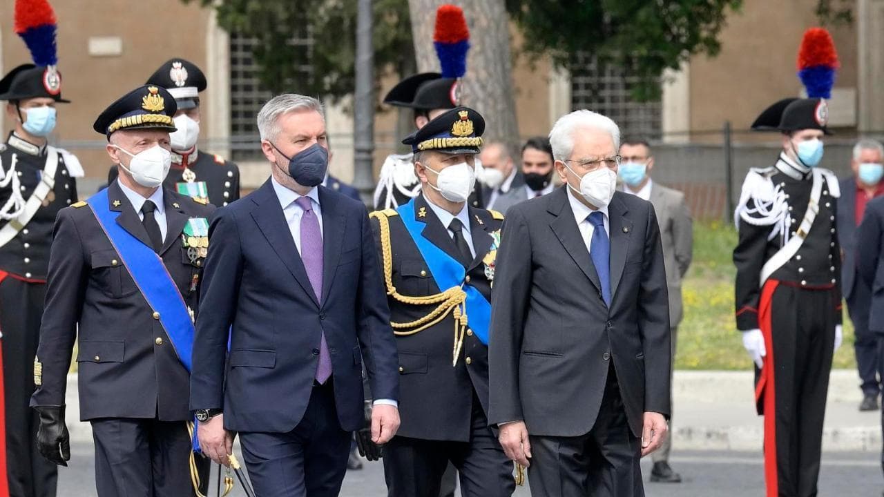 2 giugno, 'l'abbraccio' dei cittadini a Mattarella: "È stato il nostro faro durante la pandemia"