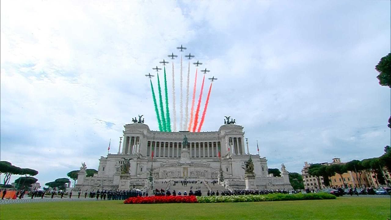 Festa della Repubblica, le Frecce tricolori sorvolano Roma: lo spettacolo all'Altare della Patria
