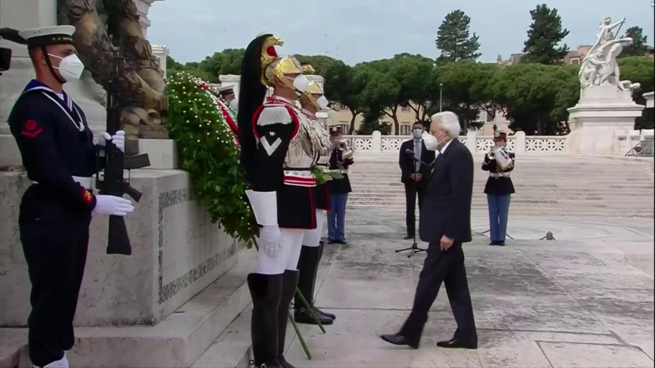 Festa della Repubblica, Mattarella depone una corona all'Altare della Patria