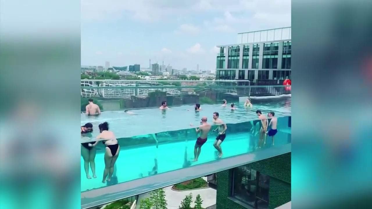 Londra, un tuffo nella piscina sospesa tra due palazzi: ''È come fluttuare nell’aria''