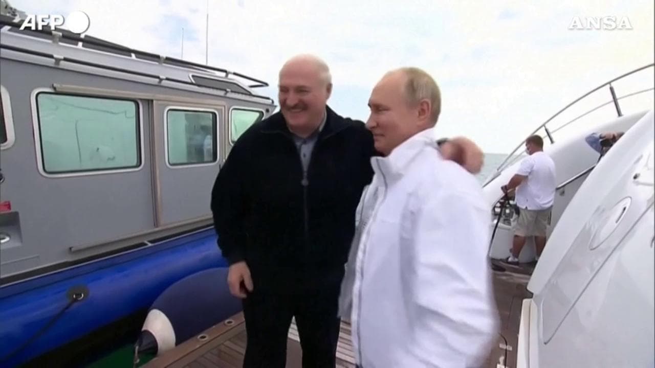 Putin e Lukashenko, gita in barca per suggellare l'alleanza dopo il dirottamento Ryanair