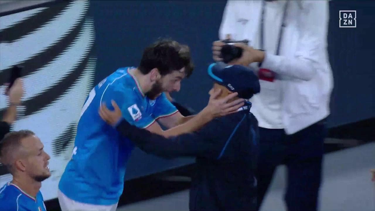 Kvaratskhelia abbraccia un raccattapalle e ne bacia un altro: l'esultanza per il gol è pura gioia