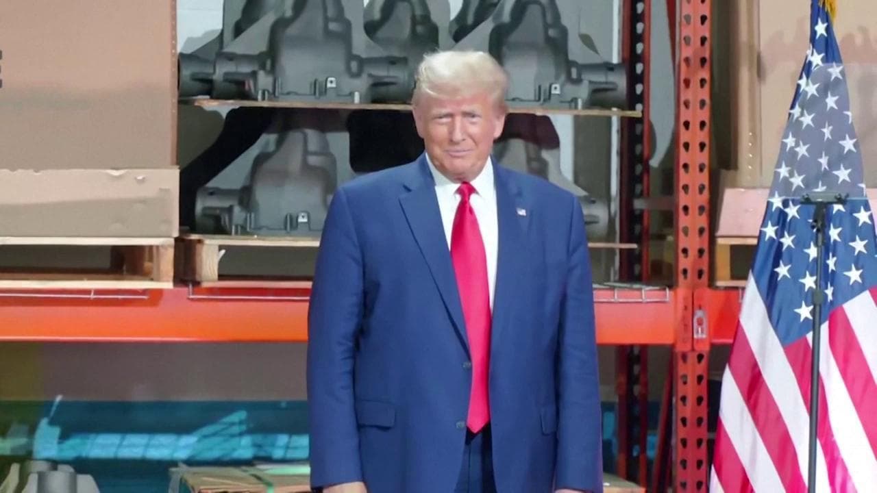 Trump a Detroit: “Con le auto elettriche Biden uccide l’industria americana e farà chiudere le vostre fabbriche”