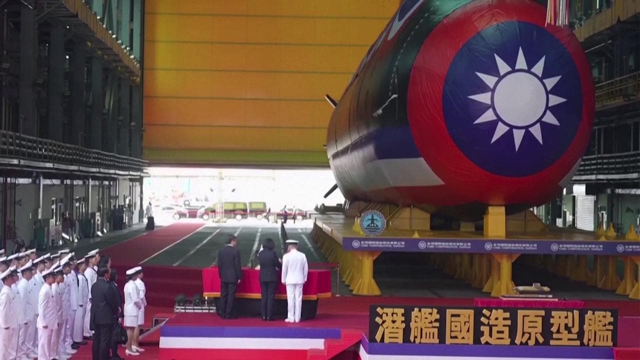 Anche Taiwan ha il suo sommergibile militare fatto "in casa": ecco il primo "mostro marino" anti-Cina
