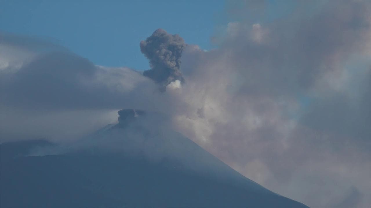 Etna, esplosioni a fungo e una colonna di cenere alta più di 6 Km