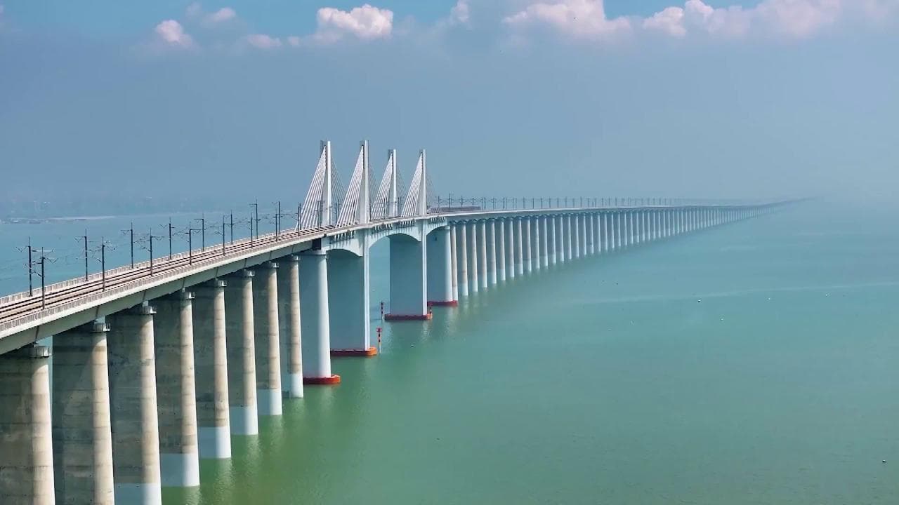 Inaugurata in Cina la ferrovia sul mare lunga il doppio del ponte sullo Stretto con treni veloci 350 km/h