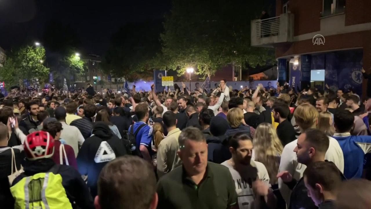Champions League, la festa dei tifosi del Chelsea per le strade di Londra