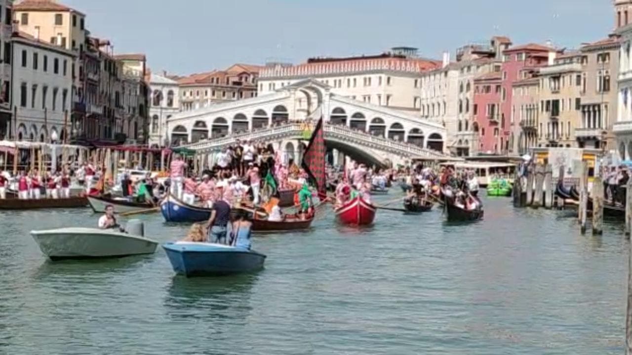 Festa promozione, il Venezia portato in trionfo: il passaggio della squadra sotto il ponte di Rialto