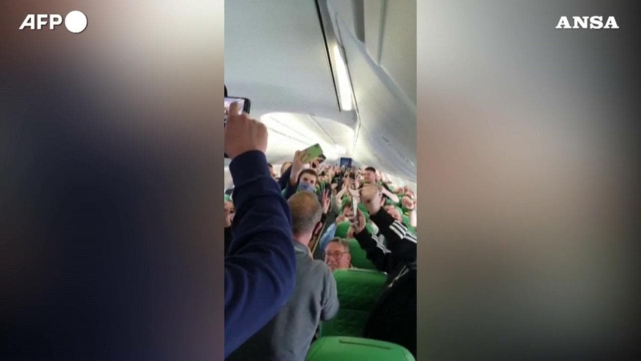 Finale Champions League, i tifosi del Manchester City cantano in volo verso Porto