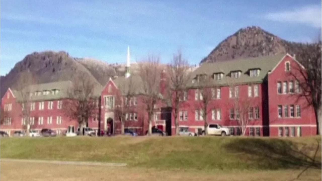 Canada, scoperti i corpi di 215 bambini in una fossa comune: frequentavano una scuola per indigeni americani
