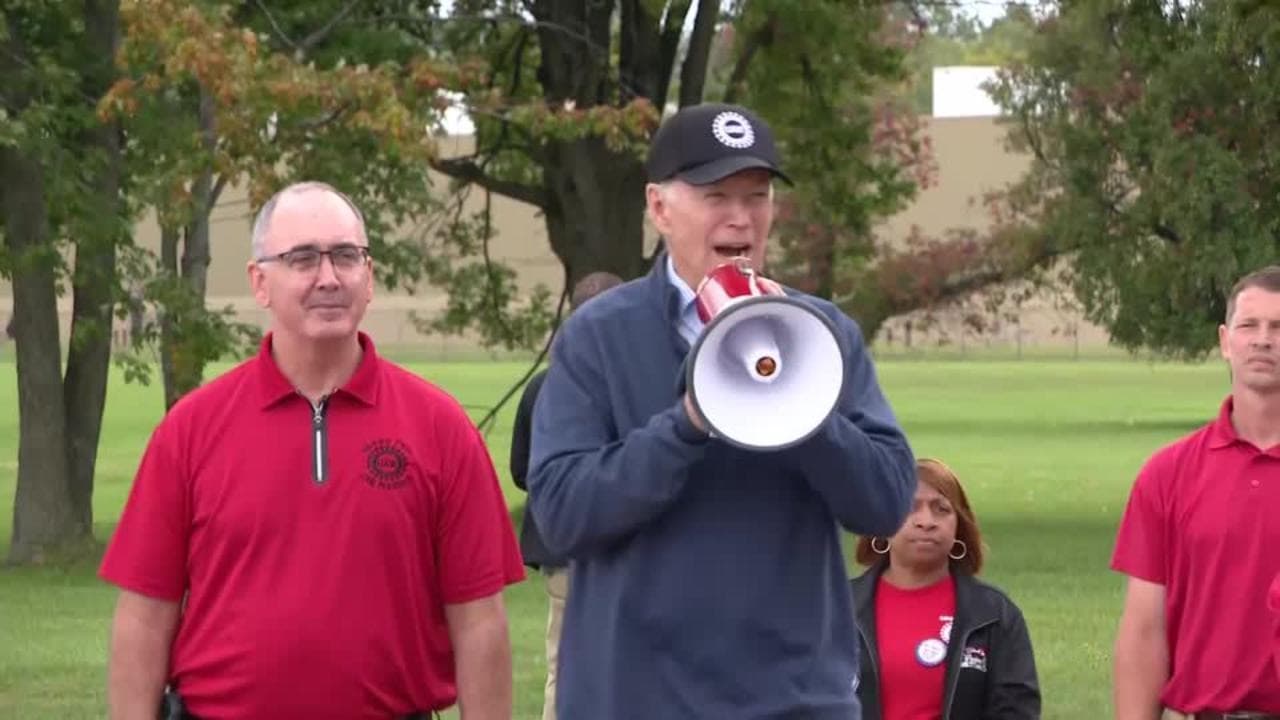 Shawn Fain, il sindacalista che sfida i big dell’auto Usa accoglie Biden al picchetto di protesta