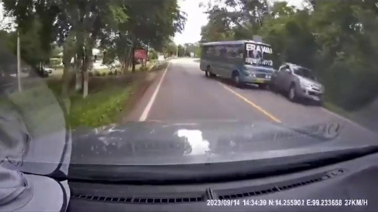 Autista ha un attacco di cuore e il bus invade l'altra corsia: inevitabile lo scontro con un veicolo