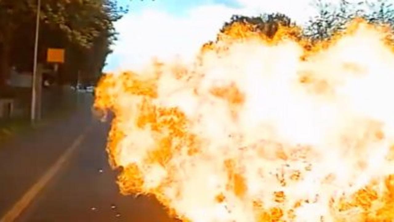 Dopo lo scontro con un'auto la moto diventa una palla di fuoco: finisce in prigione il motociclista