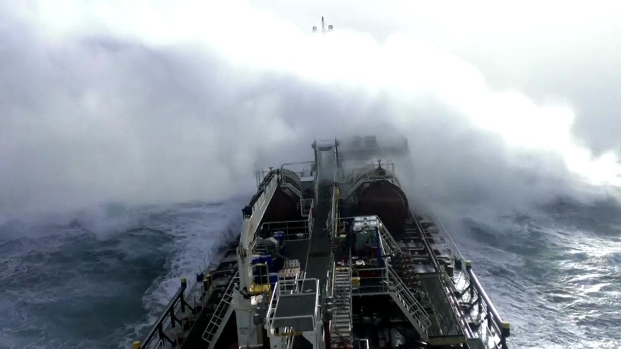 La petroliera travolta dalla tempesta nell'Oceano Atlantico: le onde enormi viste dalla nave