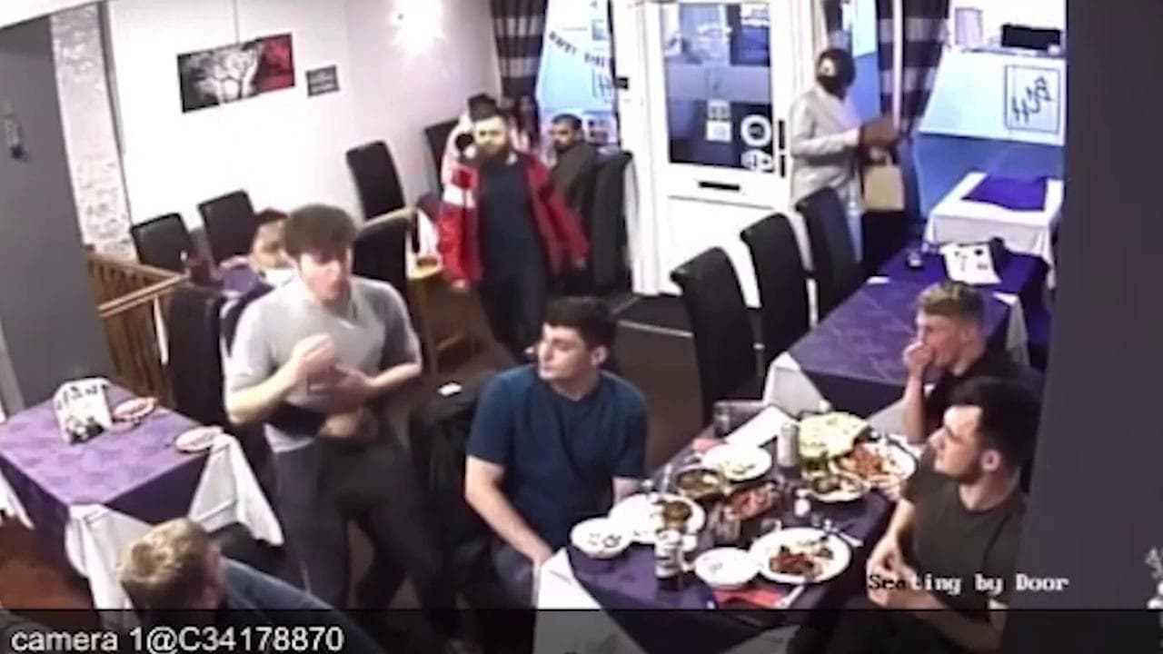 Gb, rischia di morire soffocato da un boccone: il cameriere lo salva con la manovra di Heimlich