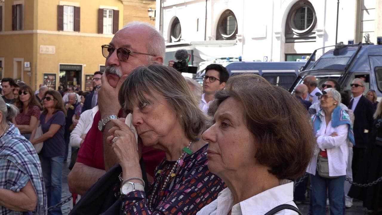 Napolitano, il ricordo della gente: "I suoi valori mancano già alla politica". Il videoracconto