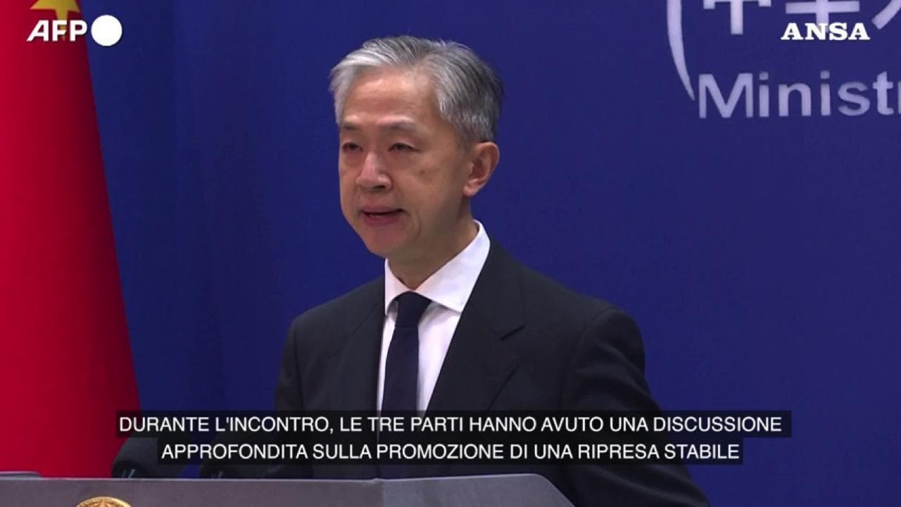 Cina, il portavoce del ministero degli Esteri Wang Wenbin: "Presto un summit con Giappone e Corea del Sud"