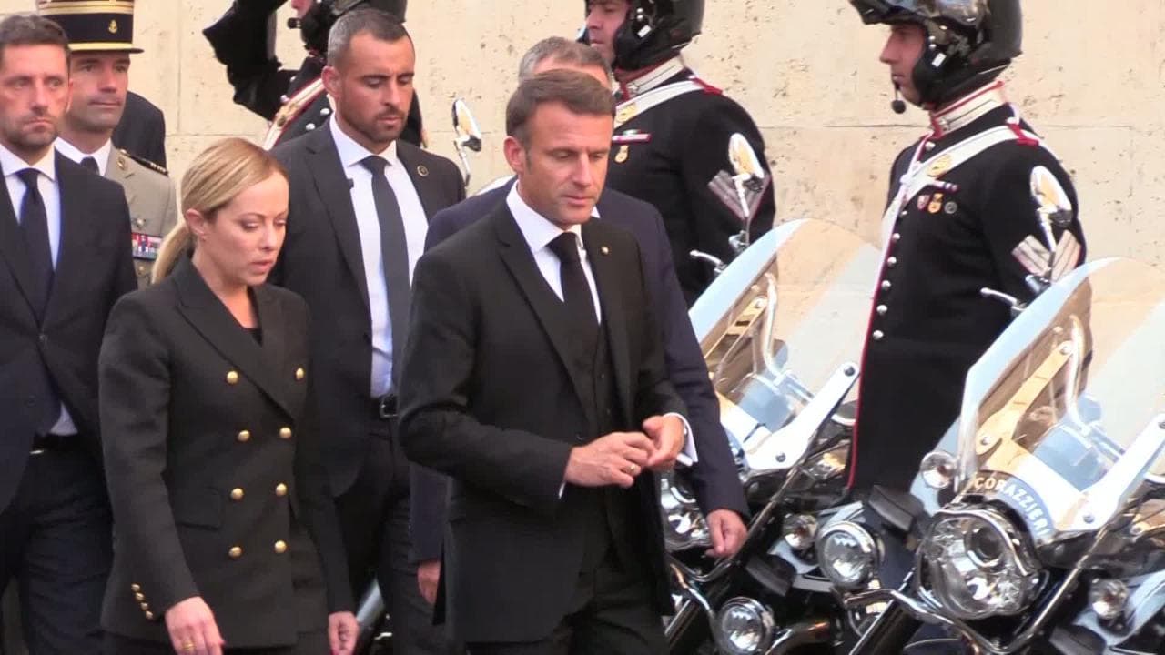 Migranti, incontro Meloni-Macron: i due leader insieme a piedi verso Palazzo Chigi