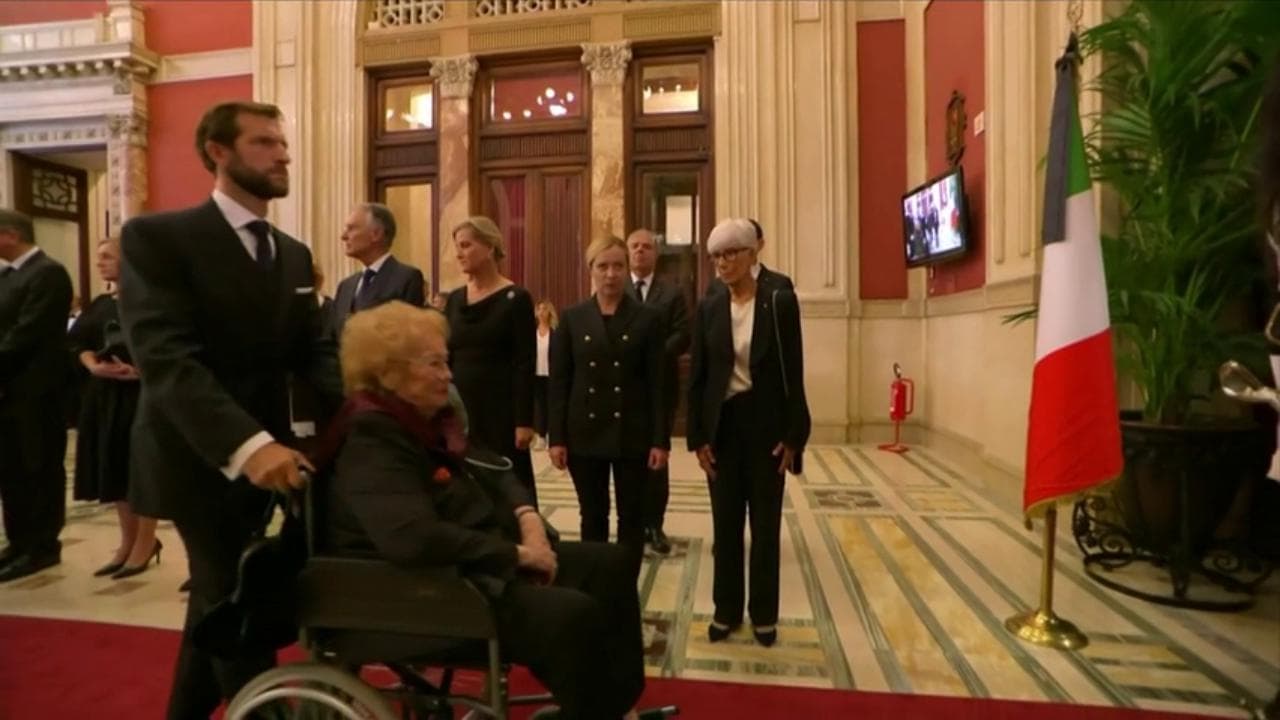 Funerali Giorgio Napolitano, l'arrivo della moglie Clio a Montecitorio e l'omaggio di Macron
