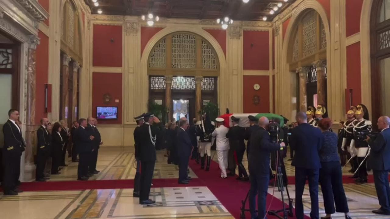 Addio Giorgio Napolitano, le autorità accolgono il feretro in Transatlantico