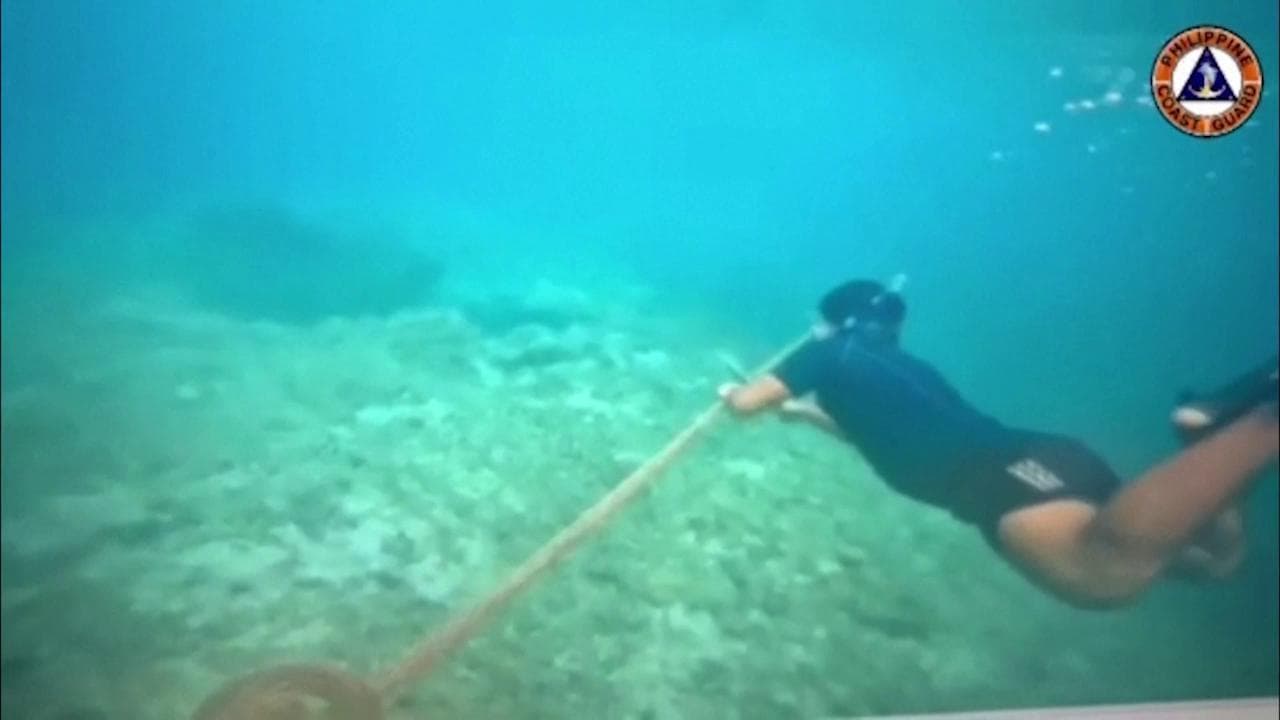 Tensione tra Filippine e Cina, Manila rimuove una barriera voluta da Pechino per ostacolare la pesca