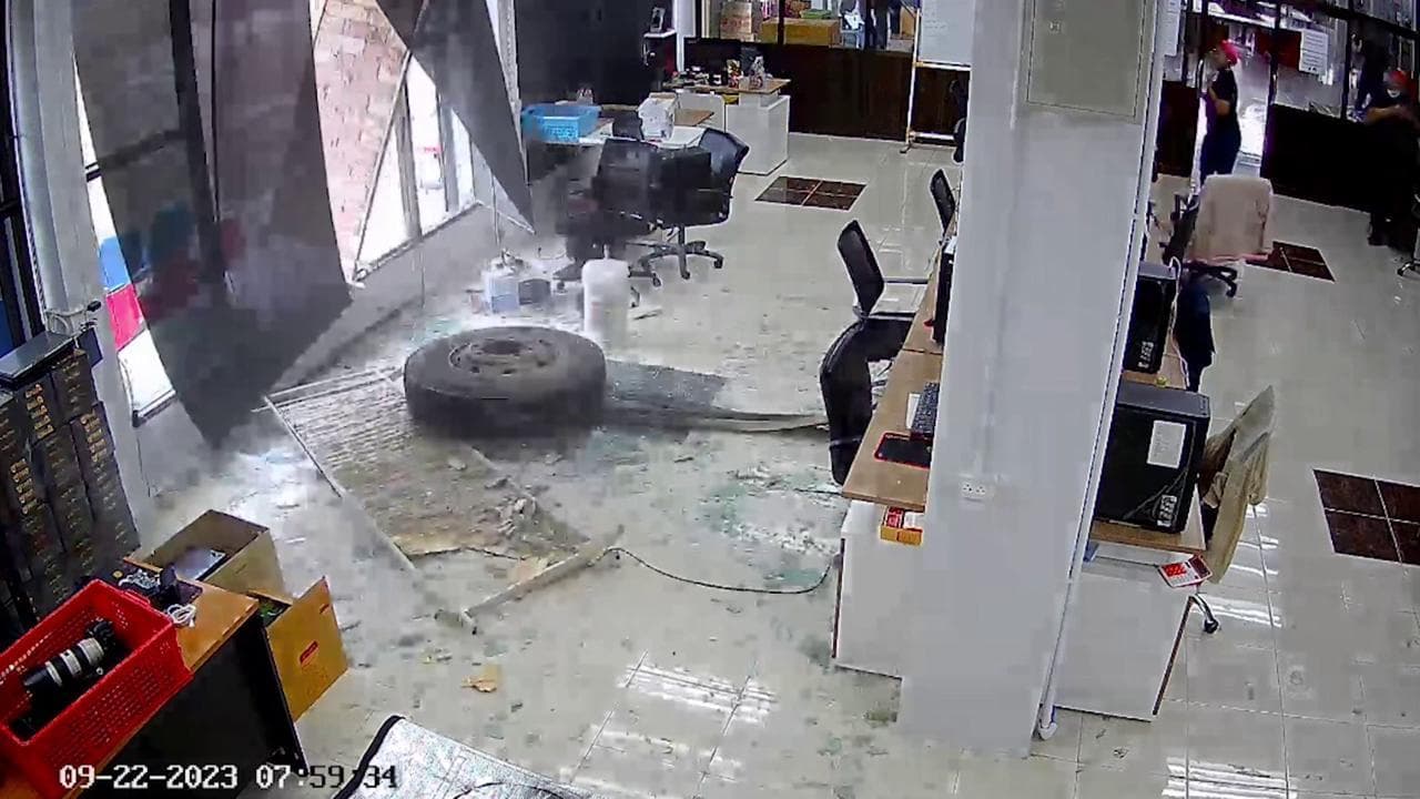 Una ruota "fantasma" distrugge la vetrata di un negozio in Thailandia: le immagini delle telecamere di sorveglianza