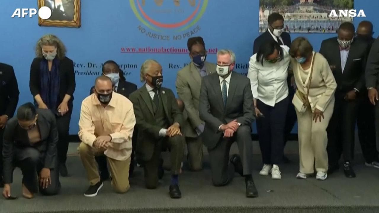 New York, De Blasio s'inginocchia per commemorare George Floyd