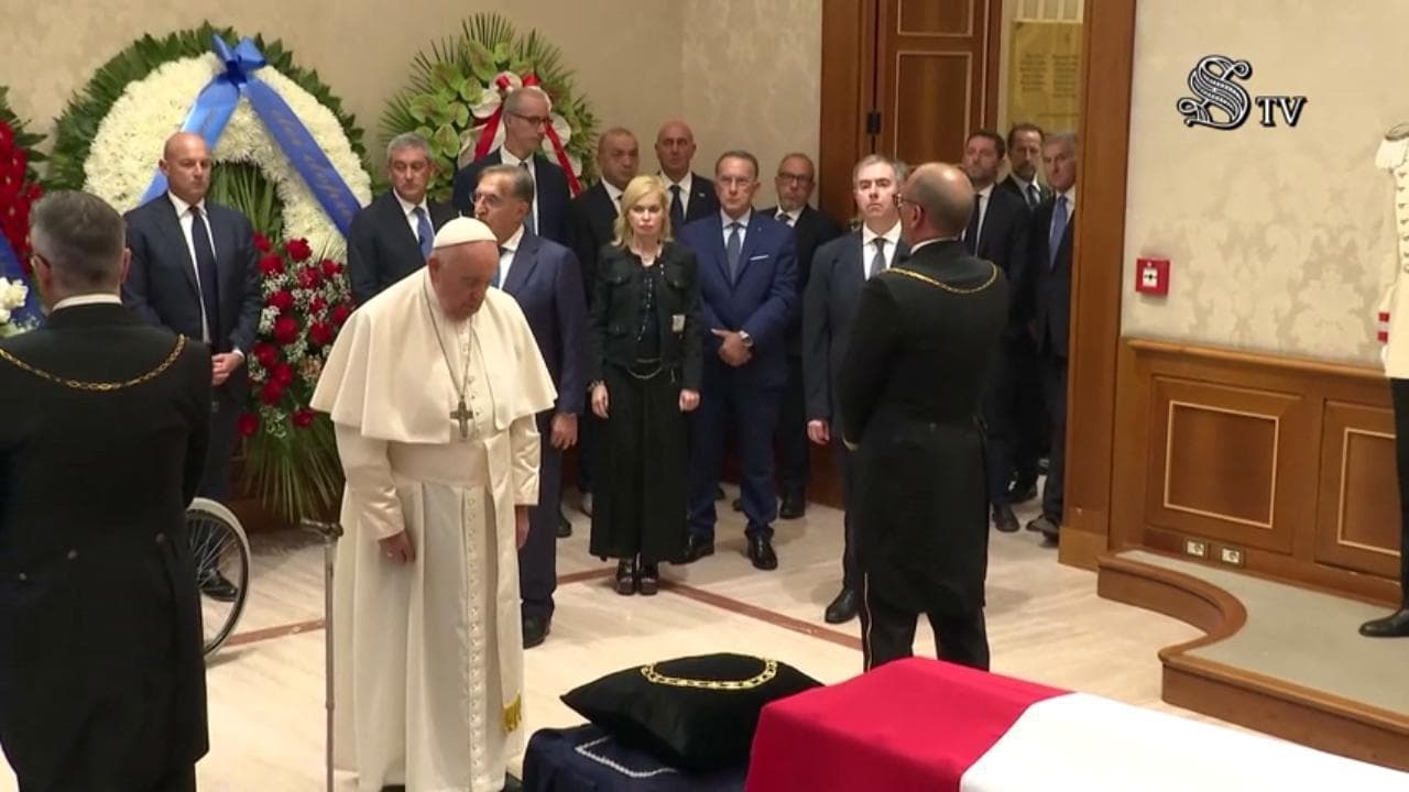 Camera ardente di Napolitano, l'arrivo a sorpresa di Papa Francesco (prima volta di un pontefice al Senato)