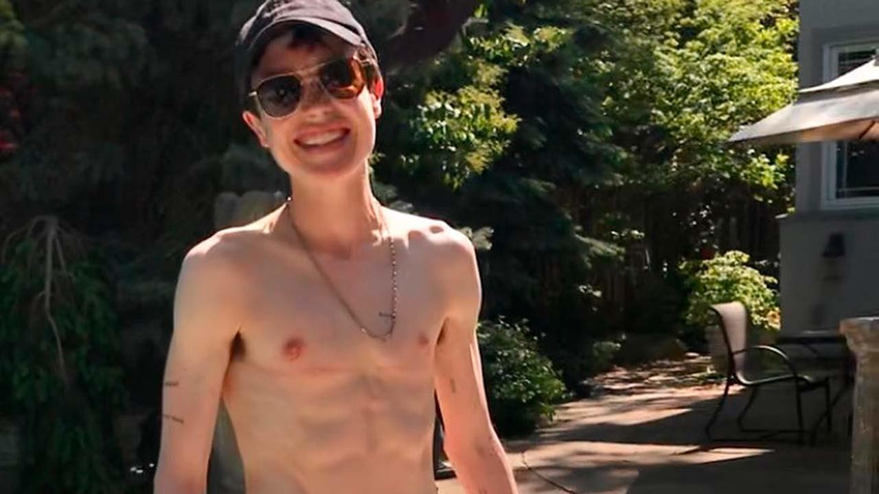 La prima foto di Elliot Page a torso nudo dopo l'intervento al seno: "Trans è bello"