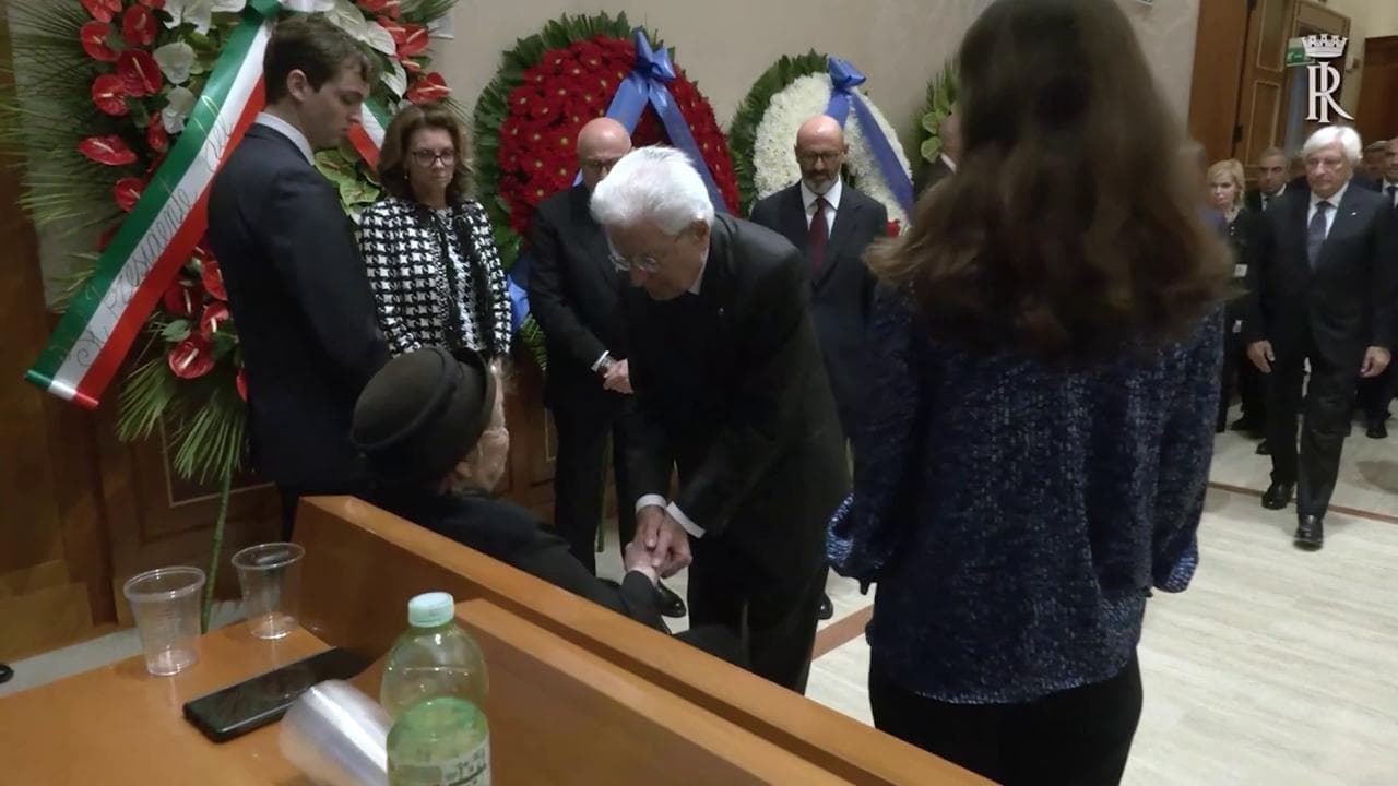 Il presidente della Repubblica Mattarella rende omaggio al feretro di Giorgio Napolitano