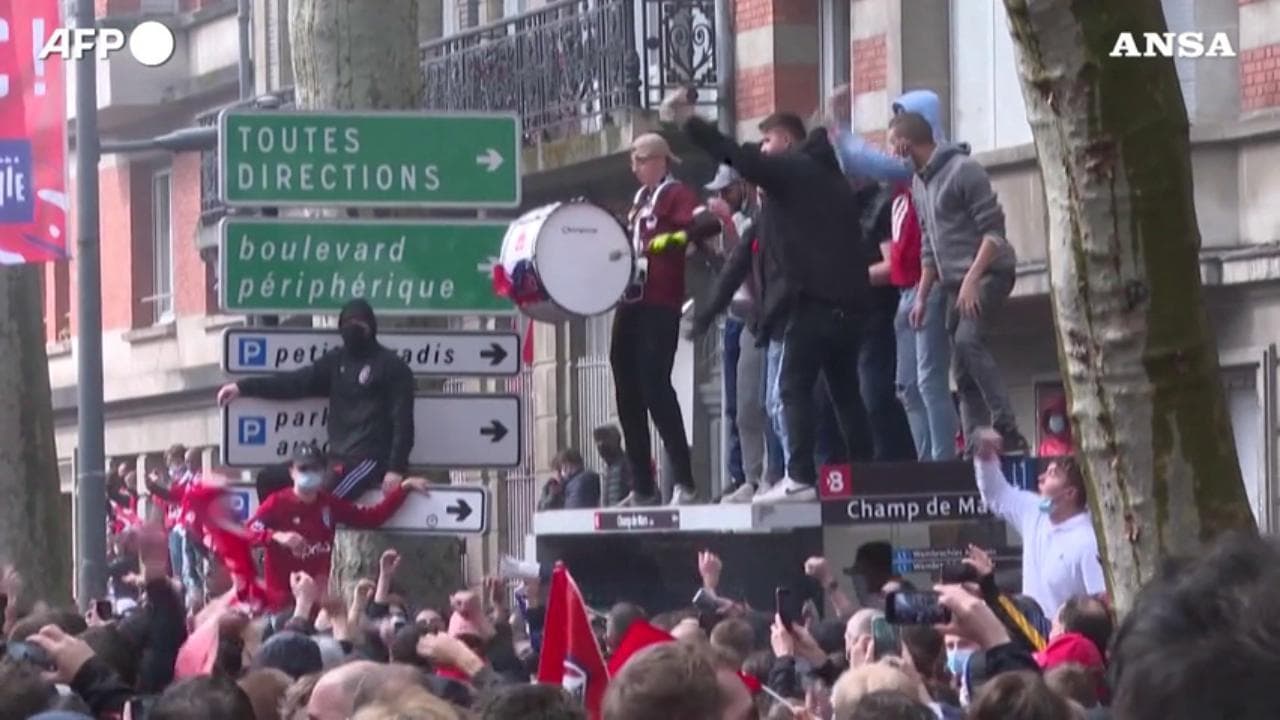 Ligue 1, il Lille è campione di Francia: migliaia di tifosi festeggiano l'impresa