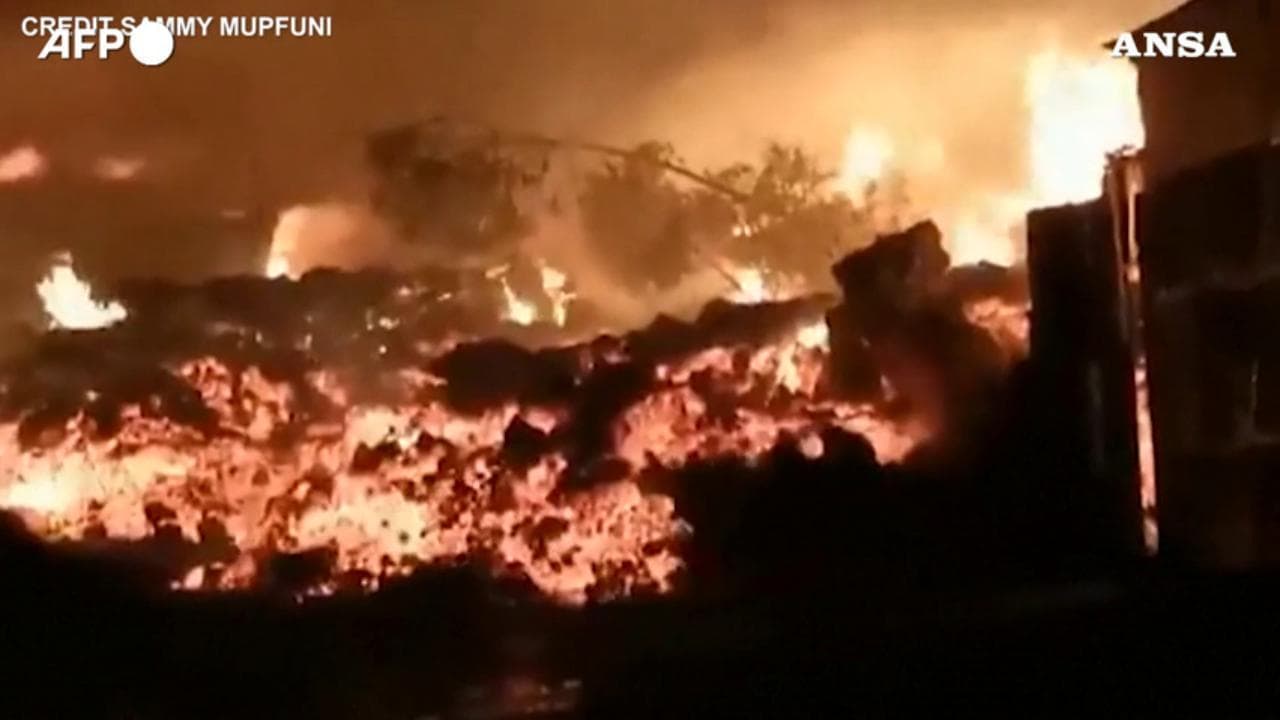 Congo, erutta il vulcano Nyiragongo: la lava entra nelle case e le distrugge