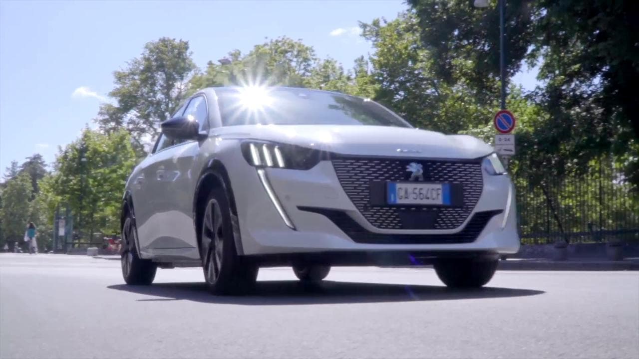 Su strada con la Peugeot e-208
