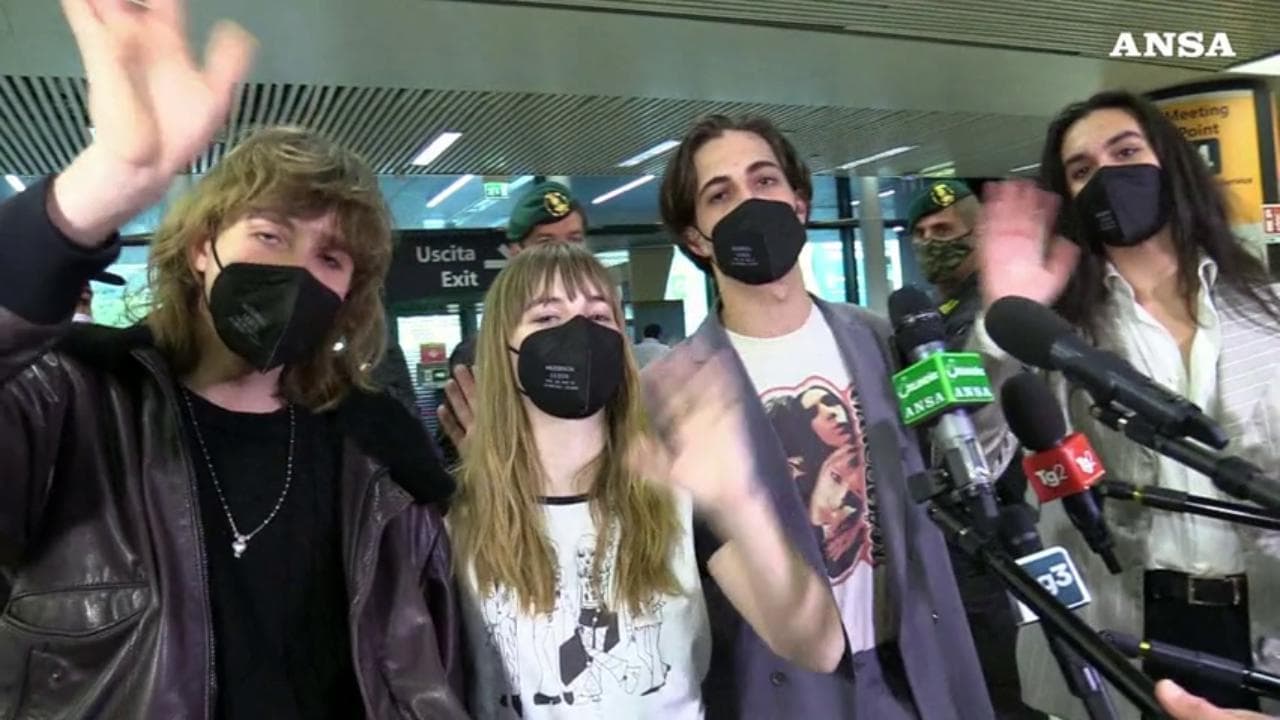 Eurovision, i Maneskin vincitori atterrano a Fiumicino. Damiano sul 'caso cocaina': "Domani faccio il test e poi vediamo chi ha ragione"