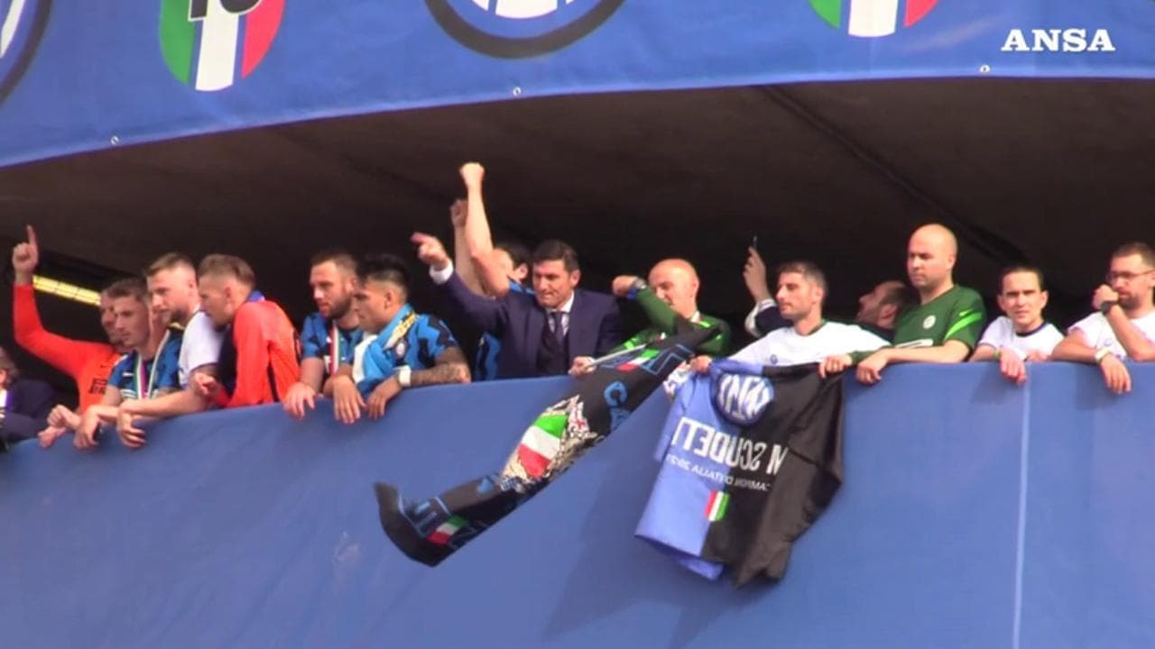 Festa Inter, la squadra si affaccia da San Siro con la coppa dello scudetto