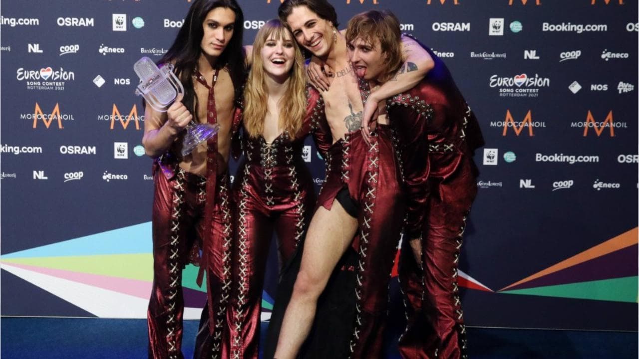 Eurovision, Damiano dei Maneskin esulta e gli si rompono i pantaloni: i commenti sui social