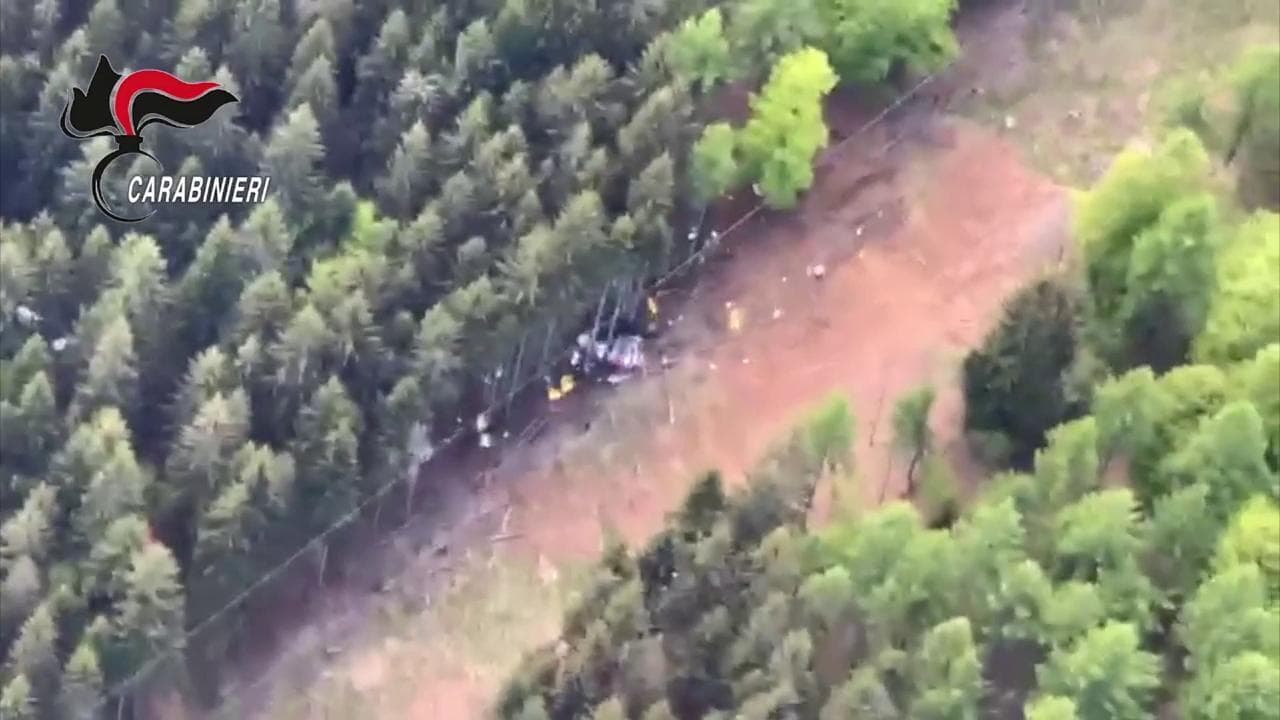 Tragedia funivia Stresa-Mottarone, le immagini aeree della cabina precipitata
