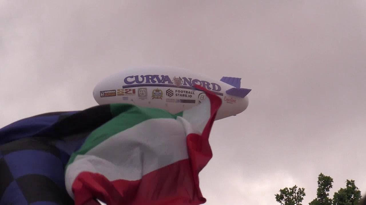 Milano, è già festa Inter: alzato il dirigibile celebrativo e cori sotto lo stadio