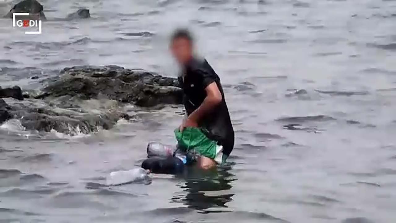 La disperazione del giovane migrante: nuota fino a Ceuta galleggiando con delle bottiglie di plastica