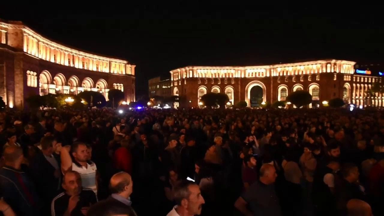Armenia, i manifestanti chiedono le dimissioni del primo ministro Pashinián per la resa con l’Azerbaijan. Scontri con la polizia