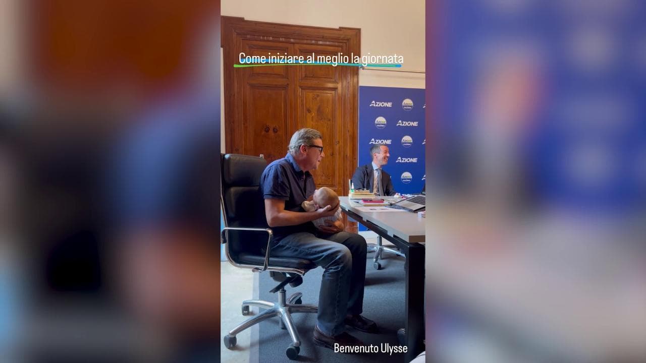 Calenda alla riunione di Azione culla il figlio della vicepresidente Pastorella