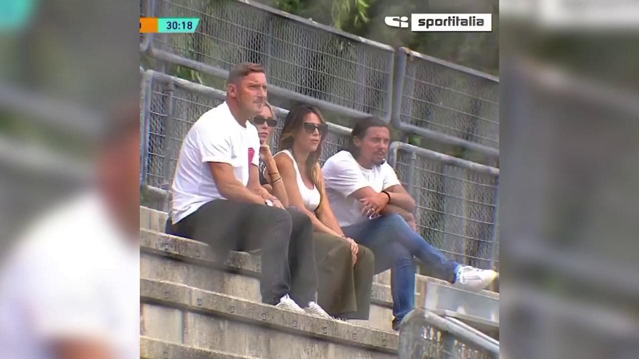 Totti e Blasi allo stadio a vedere il figlio. E lui guarda le storie Instagram di lei
