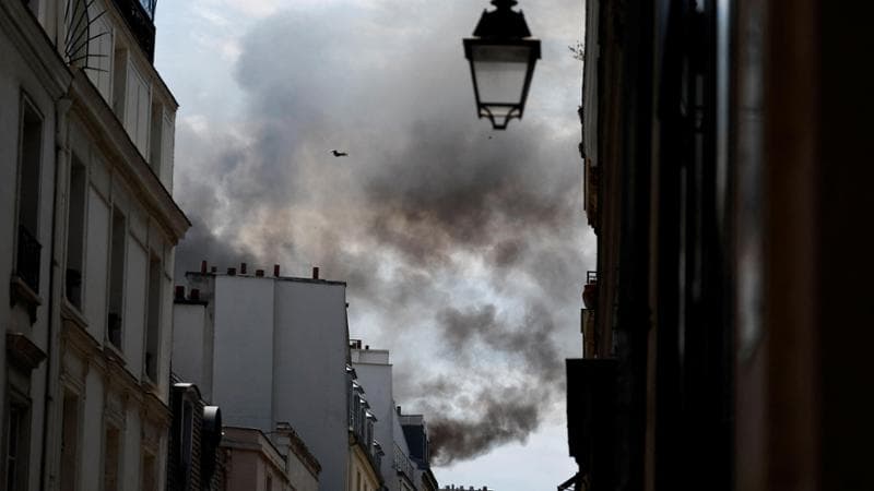 Colonna di fumo nel centro di Parigi: incendio in un palazzo nel cuore della città
