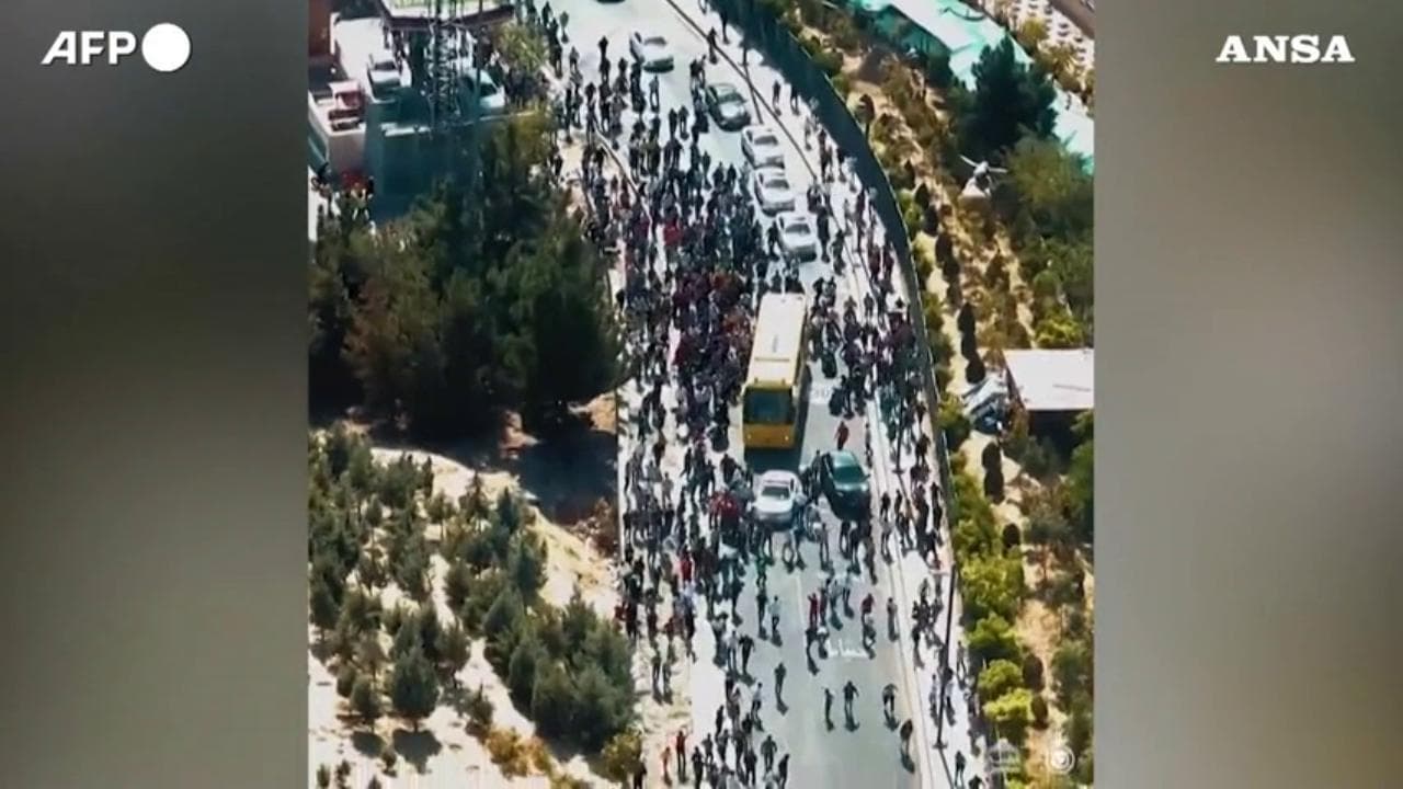 A Teheran è CR7 mania, i tifosi inseguono il bus con lui a bordo in giro per la città