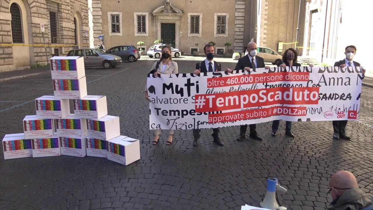 Ddl Zan, consegnate in Senato 500mila firme: "Basta ipocrisia politica, no a modifiche"