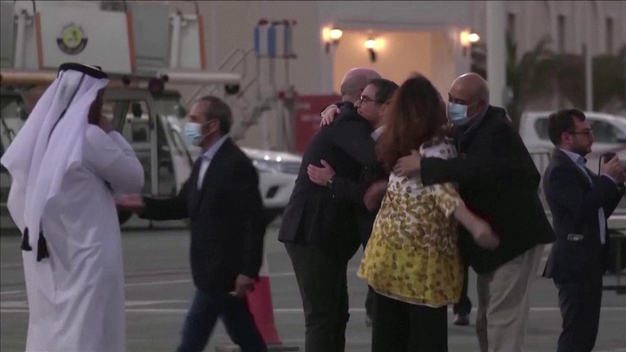 Doha, l’arrivo dei cinque americani liberati dopo uno scambio di prigionieri: l’abbraccio con i connazionali