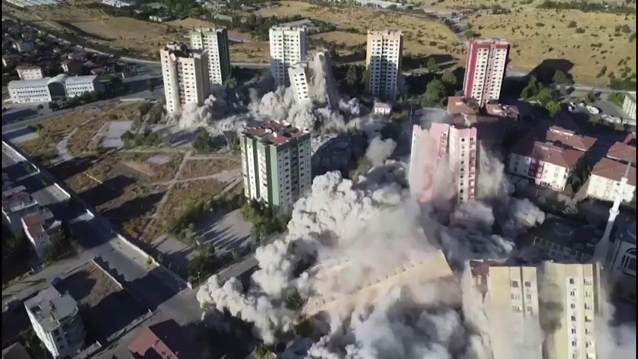 Turchia, fatti saltare in aria nove grattacieli danneggiati: la mega esplosione nell'est del Paese