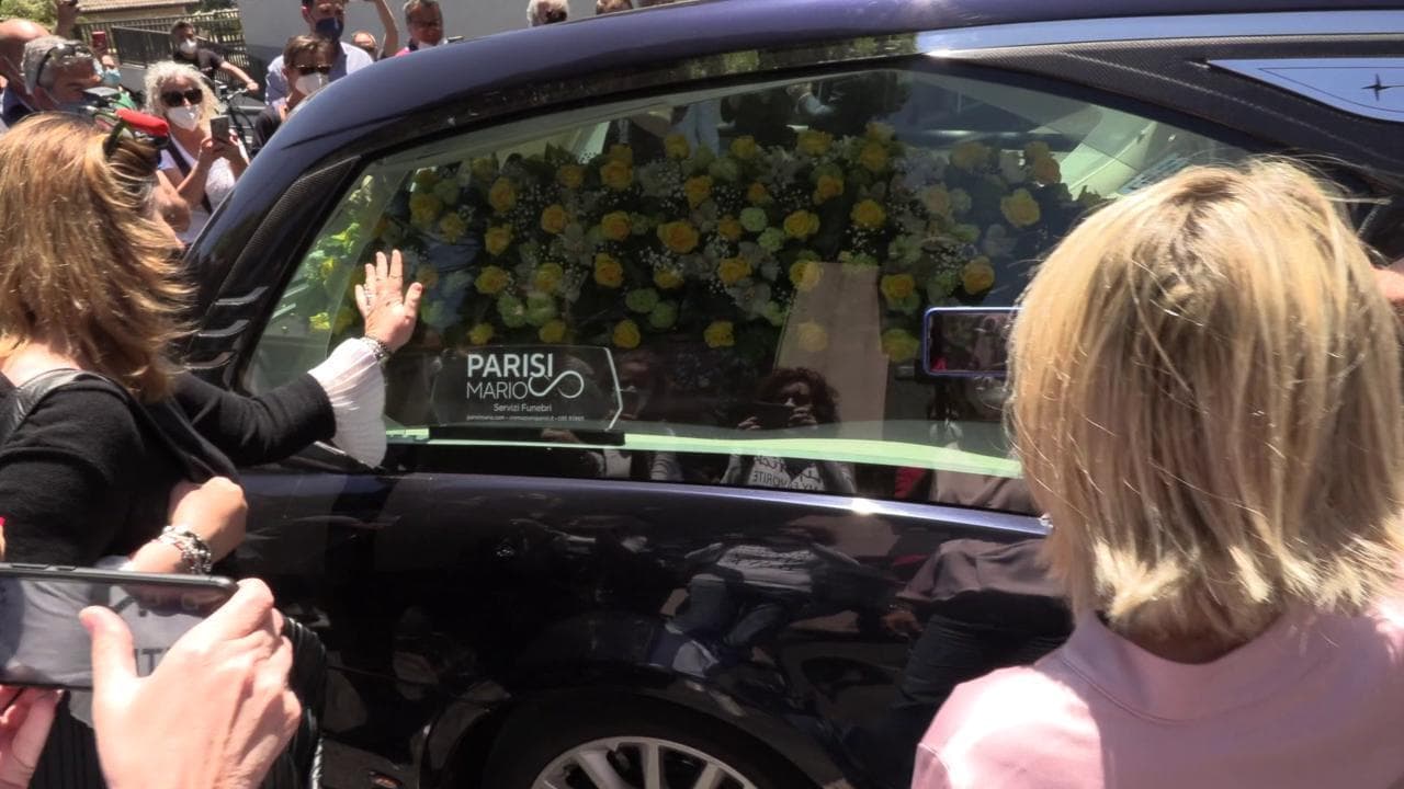 Addio a Battiato, il feretro lascia la villa dopo il funerale: l'applauso all'uscita