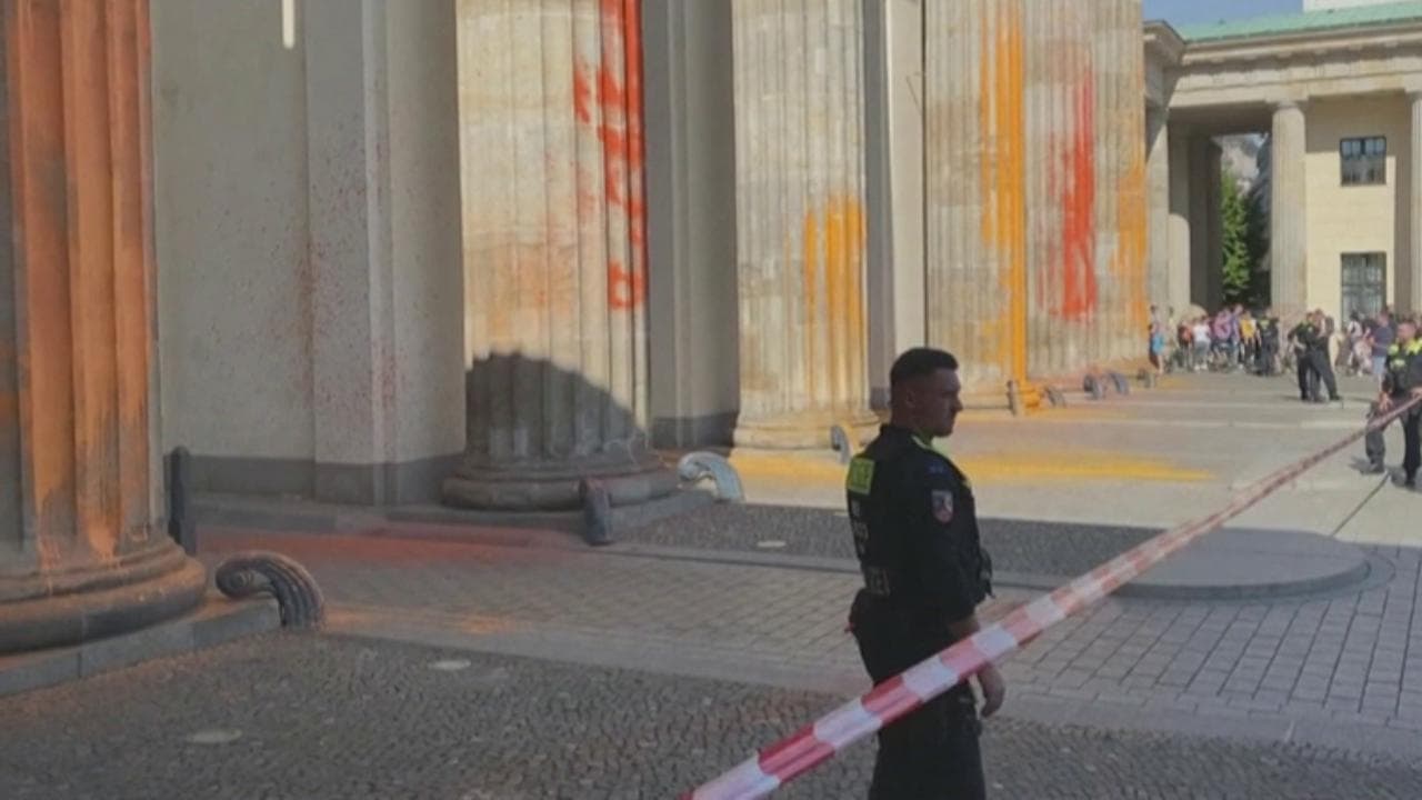 Ultima Generazione colpisce il monumento simbolo di Berlino: la porta di Brandeburgo imbrattata con vernice spray